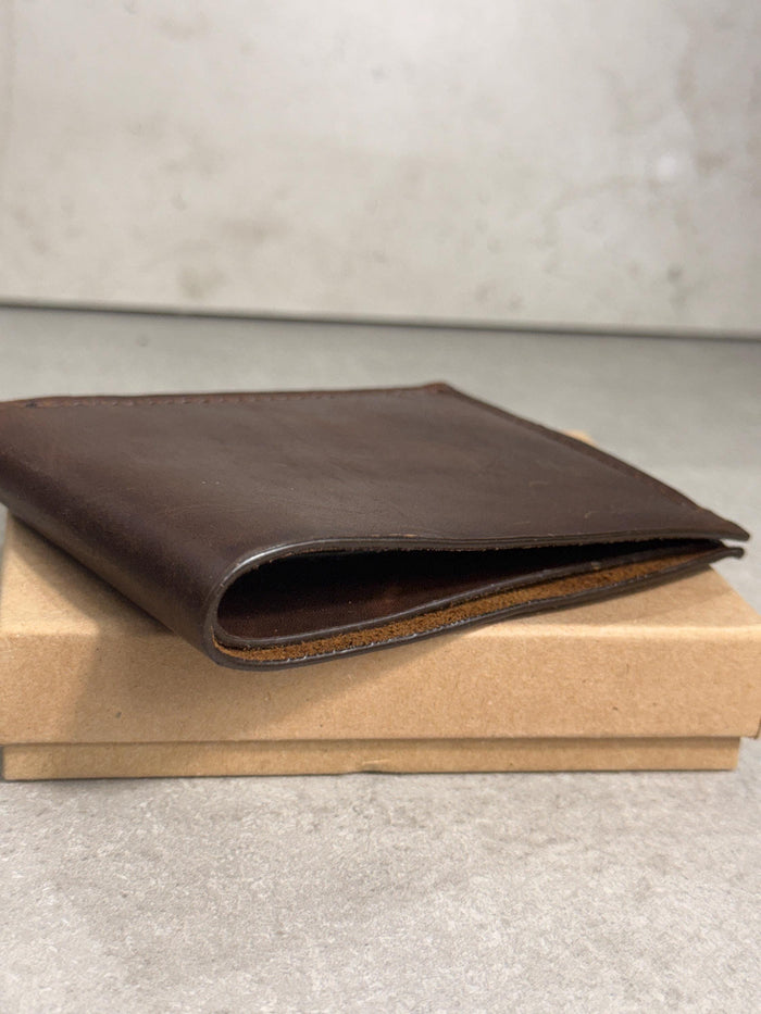 Slim Leather Wallet – Minimalist & Lightweight